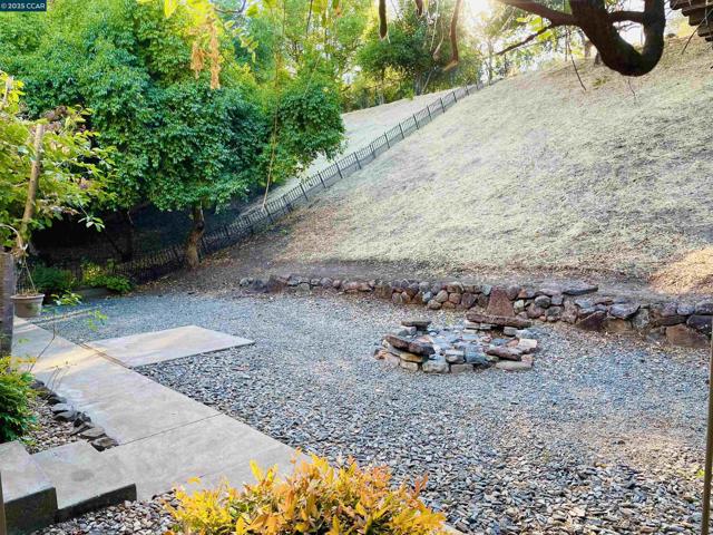 310 Miranda Ln, Alamo CA: https://media.crmls.org/mediaz/ea542dcd-43c4-434f-844e-f17df7b4ebbb.jpg