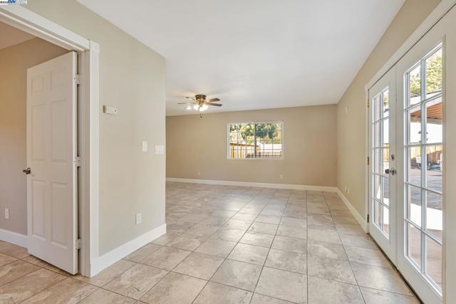 25 Phillips Ct, Tracy CA: https://media.crmls.org/mediaz/ea54396f-159c-40d1-9917-2d398b923446.jpg