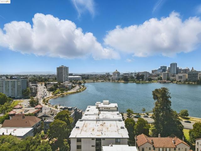 1830 Lakeshore Ave, Oakland CA: https://media.crmls.org/mediaz/ea54fa45-fb3a-4d1b-8563-64033e9b8aa8.jpg