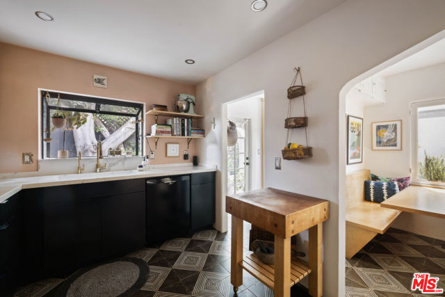 1012 Superba Avenue, Venice CA: https://media.crmls.org/mediaz/ea555e35-0c7c-4a31-a55b-0d72b9a9e820.jpg