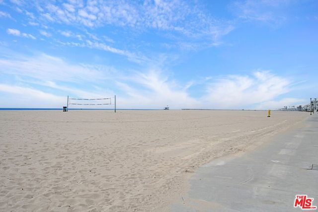 20 1/2 NORTHSTAR Street, Marina del Rey CA: https://media.crmls.org/mediaz/ea5584b9-cdbd-4ee0-ada2-3787bb5c90bd.jpg