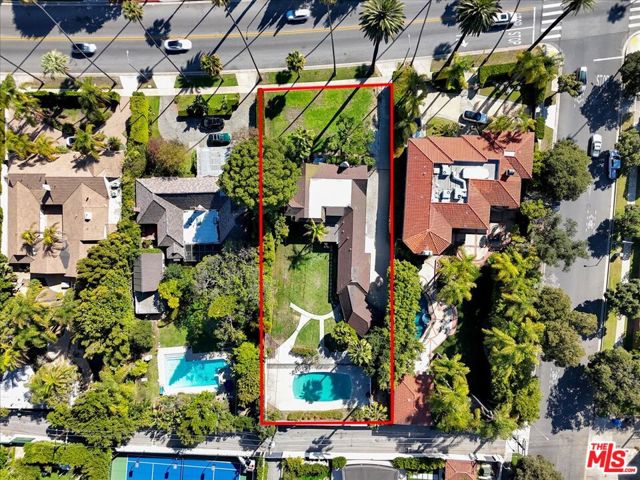626 N Canon Drive, Beverly Hills CA: https://media.crmls.org/mediaz/ea55dfcc-b85f-4c89-bfa6-294d085d9b54.jpg
