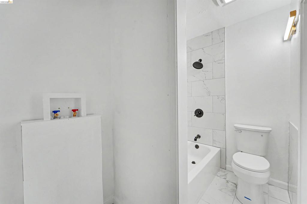 https://media.crmls.org/mediaz/ea579d7a-0b7a-450d-a18b-ccad7e9d22f4.jpg?preset=X-Large