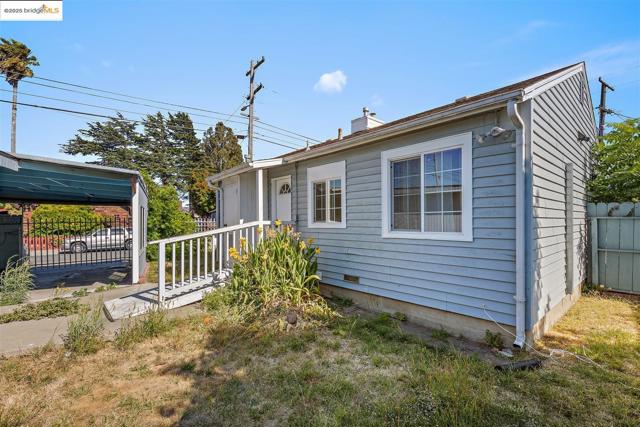 2533 Bush Ave, Richmond CA: https://media.crmls.org/mediaz/ea58670d-2dab-41e5-99a8-72a10544649a.jpg