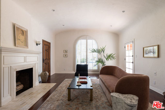 8009 Clinton Street, Los Angeles CA: https://media.crmls.org/mediaz/ea586c22-c48f-4876-b9c5-f2c146ae1a71.jpg