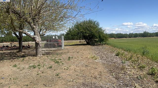 1290 Orange Ave, Patterson CA: https://media.crmls.org/mediaz/ea5a2ba9-145f-408d-9201-9af7200efd6d.jpg