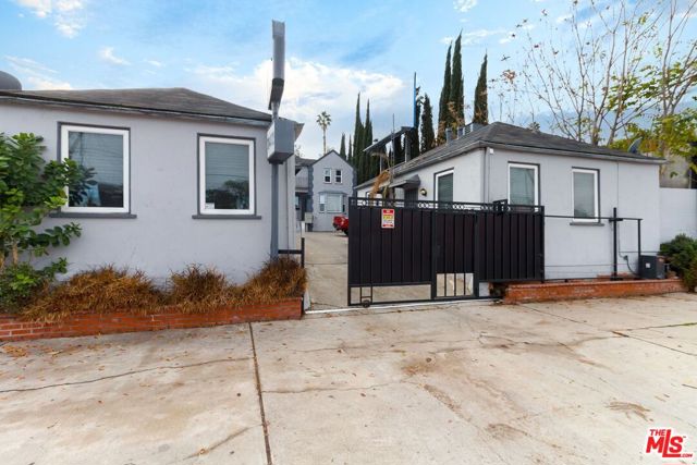 11472 VENTURA, Studio City CA: https://media.crmls.org/mediaz/ea5c325a-976f-4111-b068-292774b7d7cd.jpg