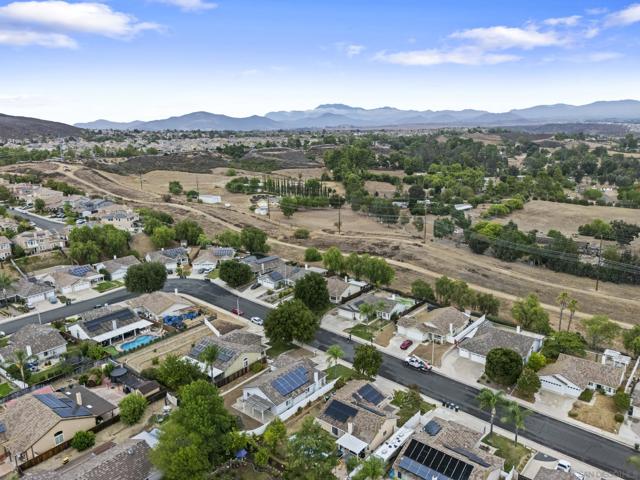 39493 Diego dr, Temecula CA: https://media.crmls.org/mediaz/ea5d81fc-b7cb-470e-9bce-e1818d46a8fa.jpg