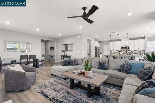 405 Avanti Way, Oakley CA: https://media.crmls.org/mediaz/ea5df1c3-eab5-40c8-be96-b722f9c4e600.jpg