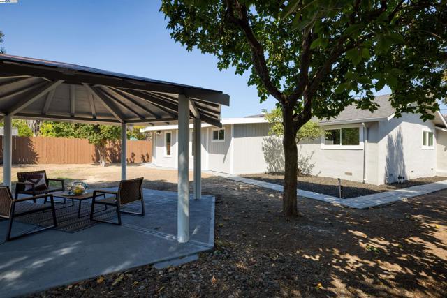 4152 Converse St, Fremont CA: https://media.crmls.org/mediaz/ea5ee866-a69f-4578-b8dd-fab21db81cba.jpg
