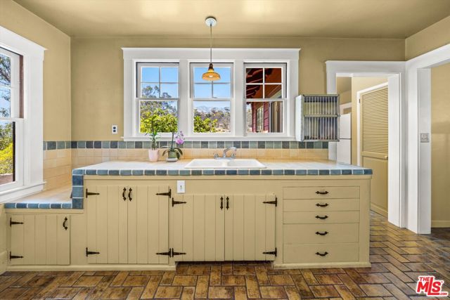 1060 Tremonto Road, Santa Barbara CA: https://media.crmls.org/mediaz/ea5f5b7c-a8b0-4263-a592-1532cab2e642.jpg