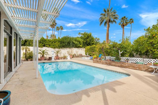 968 N Fairview Circle, Palm Springs CA: https://media.crmls.org/mediaz/ea5f9363-363e-45b7-bda1-5575971263b9.jpg