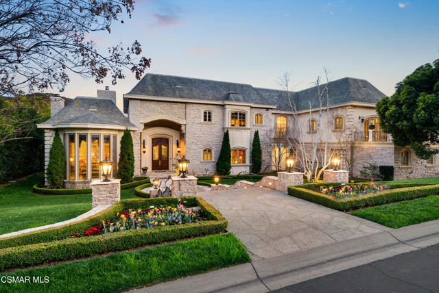 240 W Stafford Road, Thousand Oaks CA: https://media.crmls.org/mediaz/ea5f9ef8-9877-48f5-b03b-8fb2f1bdcb15.jpg
