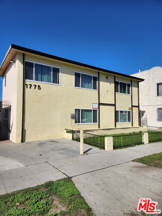 1775 Locust Avenue, Long Beach CA: https://media.crmls.org/mediaz/ea603b28-f030-4c49-ba74-b49eafe0788d.jpg