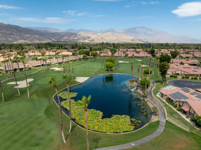 40 Joya Drive, Palm Desert CA: https://media.crmls.org/mediaz/ea608661-2270-4fca-a22d-5454c256cd14.jpg