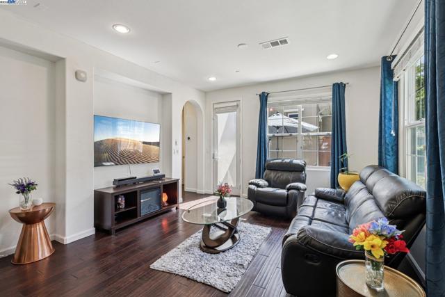 5010 Barrenstar Way, San Ramon CA: https://media.crmls.org/mediaz/ea622c26-7c69-4c23-a299-7217089b3b0a.jpg