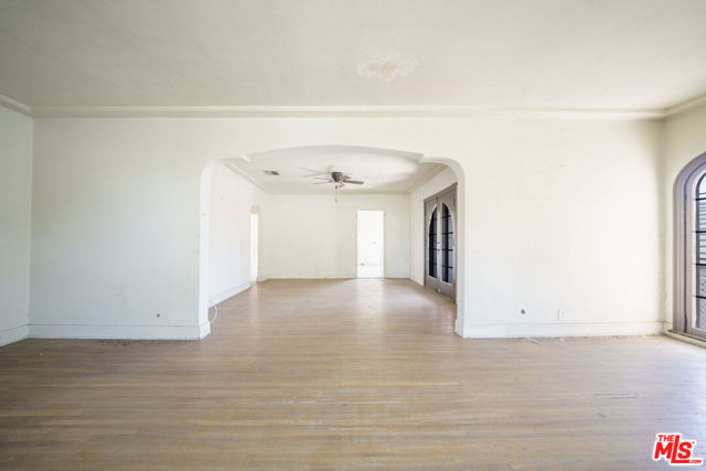 4804 La Canada Boulevard, La Canada Flintridge CA: https://media.crmls.org/mediaz/ea625974-146f-4c0e-9761-055f8ad2e27f.jpg
