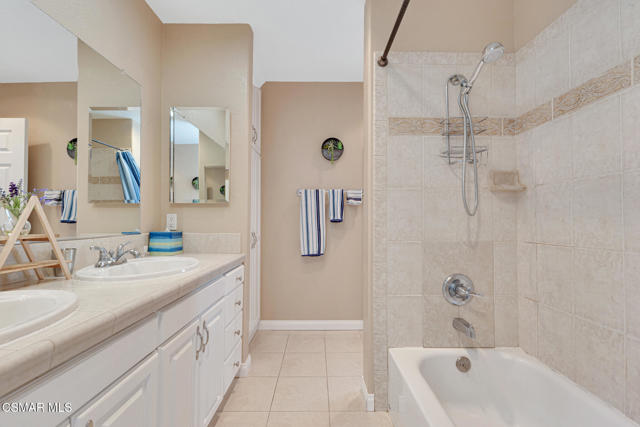 4542 Skidmore Court, Moorpark CA: https://media.crmls.org/mediaz/ea626e20-40d3-4051-8fd6-2b07ab9de3e1.jpg