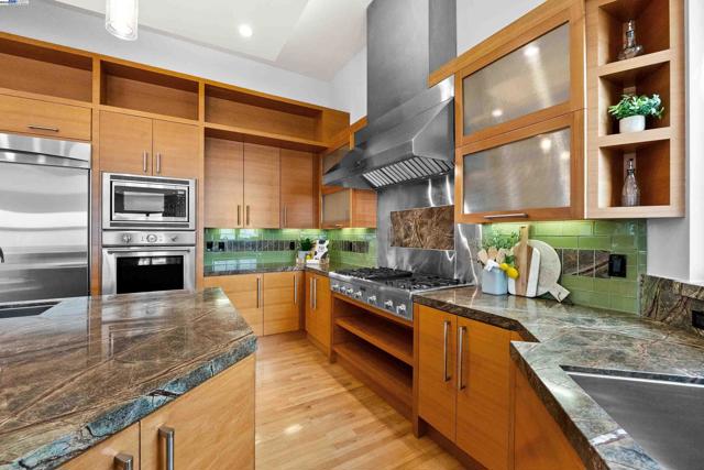 103 Diablo Dr, Oakland CA: https://media.crmls.org/mediaz/ea629fae-cc88-4a6a-81e3-54de5a43a530.jpg
