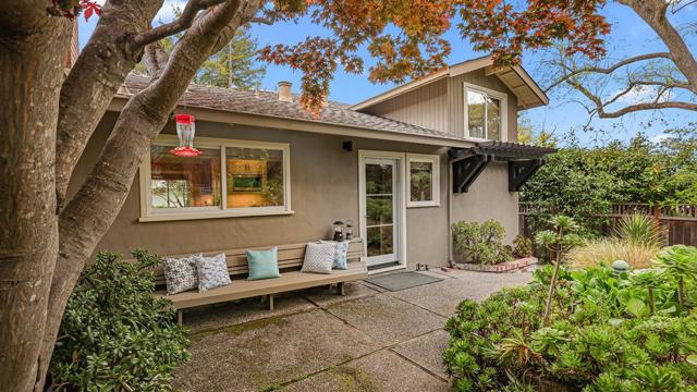 161 E Floresta Way, Portola Valley CA: https://media.crmls.org/mediaz/ea62f273-89bb-4abf-8c9a-ca1d611fad17.jpg