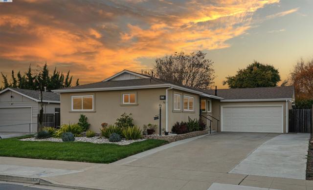 6179 Tourraine Dr, Newark CA: https://media.crmls.org/mediaz/ea6498a6-33f6-4f8a-ac42-70baf7287577.jpg