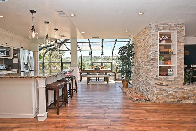 5295 Winifred Dr, Castro Valley CA: https://media.crmls.org/mediaz/ea64efe7-39ad-4bff-8599-51632964fb76.jpg