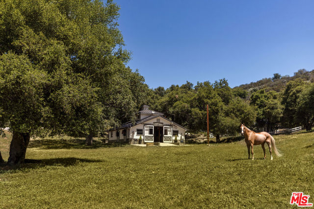 1697 W Potrero Road, Westlake Village CA: https://media.crmls.org/mediaz/ea654481-5b67-4d76-8ea6-25c0177fda2e.jpg