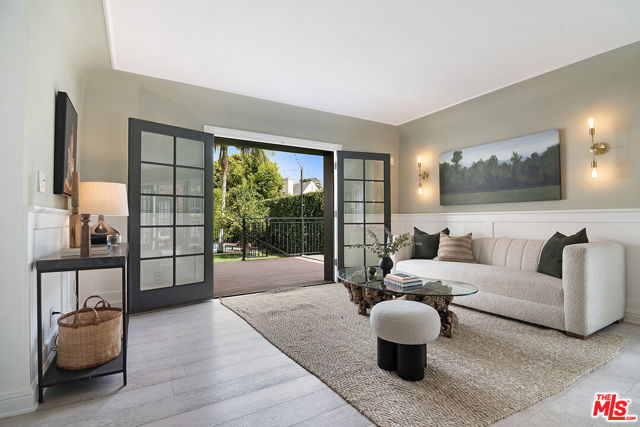 338 S Highland Avenue, Los Angeles CA: https://media.crmls.org/mediaz/ea655704-e6e2-4b8f-9af0-87455ebfe630.jpg