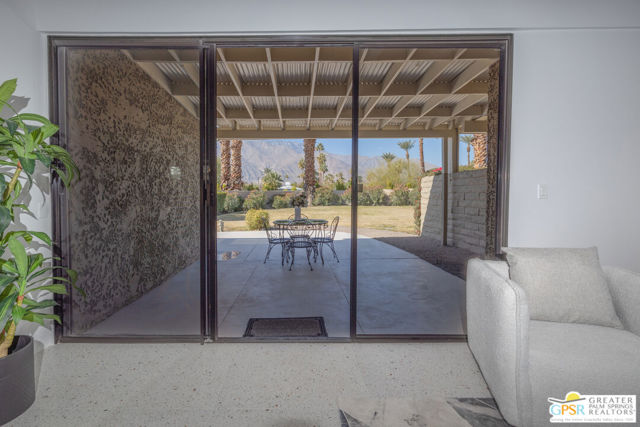 833 N Calle De Flora Vista, Palm Springs CA: https://media.crmls.org/mediaz/ea65b551-d0e6-4b62-98b1-41705aa33054.jpg