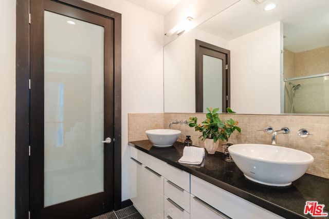 655 S Hope Street, Los Angeles CA: https://media.crmls.org/mediaz/ea66533e-9f3f-46c8-9ce3-32b00b32900a.jpg