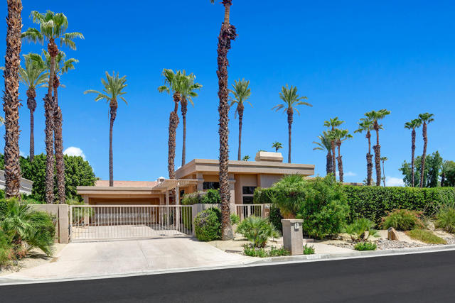 76470 Pala Palms Drive, Indian Wells CA: https://media.crmls.org/mediaz/ea66b39c-b7cf-4120-bc9c-5346594b05b0.jpg