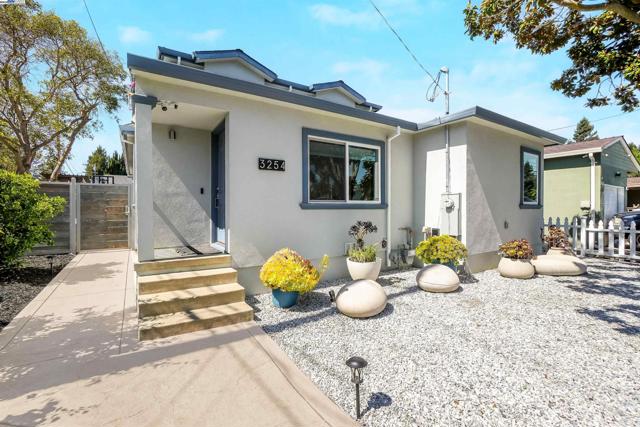 3254 Keith Ave, Castro Valley CA: https://media.crmls.org/mediaz/ea683579-fe5c-4cc1-aa6e-e2f64e1a9316.jpg