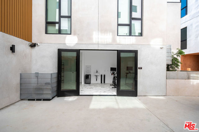 1016 N Martel Avenue, West Hollywood CA: https://media.crmls.org/mediaz/ea68a74b-78cf-47c0-8ea4-c44a1da9c18d.jpg