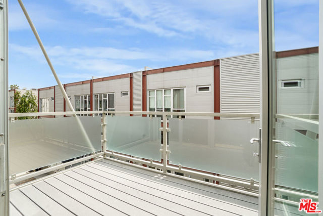 3450 Cahuenga Boulevard, Los Angeles CA: https://media.crmls.org/mediaz/ea69878b-0529-49b4-a226-7a7cad0670a3.jpg