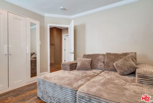 7220 10th Avenue, Los Angeles CA: https://media.crmls.org/mediaz/ea6b0948-9ed4-4c6a-855c-e51084987321.jpg