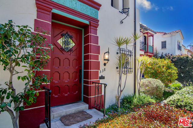 336 N Orange Drive, Los Angeles CA: https://media.crmls.org/mediaz/ea6b21d5-0823-49b9-83c4-c1364f271e3e.jpg