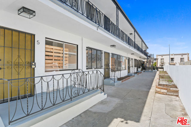 151 S Mountainview Avenue, Los Angeles CA: https://media.crmls.org/mediaz/ea6b9d67-aea7-4b0e-bcee-59973d755bd2.jpg