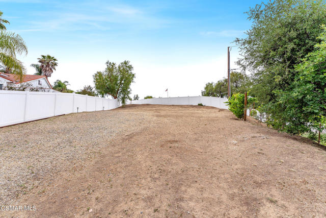 566 Rancho Road, Thousand Oaks CA: https://media.crmls.org/mediaz/ea6cb27b-9a72-46c4-93a8-8693b74f2f96.jpg