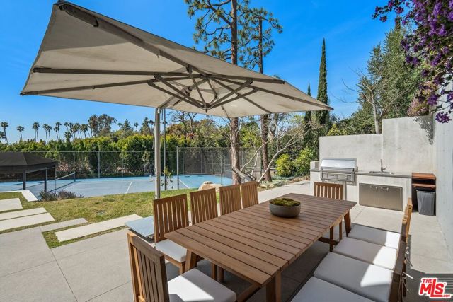 1005 Elden Way, Beverly Hills CA: https://media.crmls.org/mediaz/ea6d981a-0d25-4acd-b857-145e668eaeac.jpg