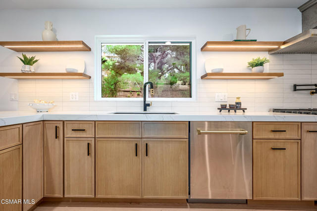 674 Lautrec Court, Thousand Oaks CA: https://media.crmls.org/mediaz/ea6ee2b3-e43c-4051-989a-7d7fedbb4d0e.jpg