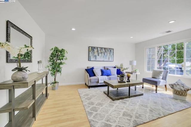 40652 Encanto Way, Fremont CA: https://media.crmls.org/mediaz/ea6eeb51-04b5-4f68-9fd2-204fcb90b95a.jpg