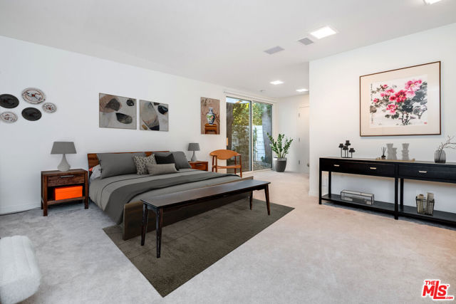 1010 N Rexford Drive, Beverly Hills CA: https://media.crmls.org/mediaz/ea71272e-1e4b-4112-9f97-444fb6ea0839.jpg