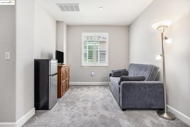 525 Stone Mountain Dr, Oakley CA: https://media.crmls.org/mediaz/ea71b016-8fc3-46a1-9cad-86524ecd0366.jpg