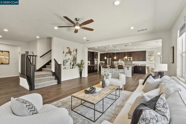 589 W Huntington Ave, Mountain House CA: https://media.crmls.org/mediaz/ea7262e7-5526-4531-9c54-cf6225f5c5d8.jpg