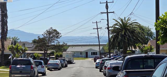 609 Banks Dr, Richmond CA: https://media.crmls.org/mediaz/ea73144c-403a-4517-8b73-3d5c7024fedd.jpg