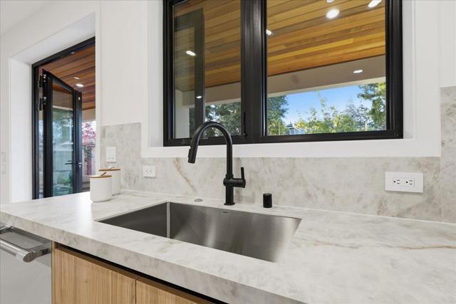 852 La Para Avenue, Palo Alto CA: https://media.crmls.org/mediaz/ea73d594-8f5d-4f42-89d3-c08e37abace8.jpg