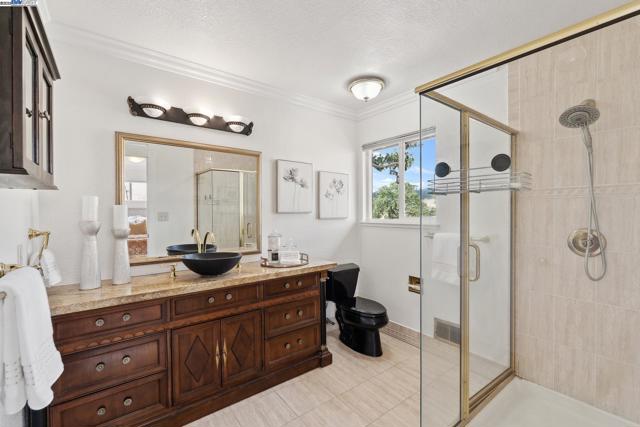 375 Montecillo Dr, Walnut Creek CA: https://media.crmls.org/mediaz/ea73e99d-2456-46f3-aa59-8e0b2ba6d033.jpg