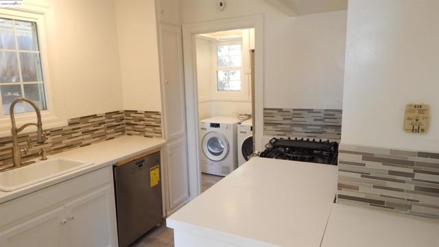 108 Green St, Martinez CA: https://media.crmls.org/mediaz/ea73eeb7-79d9-4d7e-9ff5-55fb607dbdee.jpg
