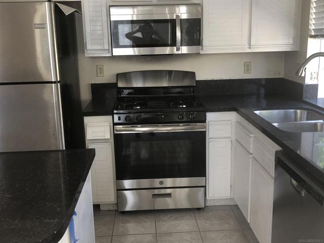 1370 Montego Ct, Vista CA: https://media.crmls.org/mediaz/ea75f27e-82f5-4b09-86a5-3b6ef8f2e622.jpg