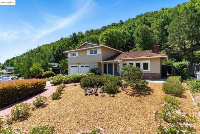 499 Blackstone Drive, San Rafael CA: https://media.crmls.org/mediaz/ea763530-0566-428c-9f69-7bafb17b6b86.jpg